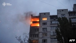 Esta fotografía tomada y difundida por el Servicio Estatal de Emergencias de Ucrania el 2 de noviembre de 2024 muestra un edificio residencial de varios pisos en llamas en Kiev como resultado de la caída de fragmentos de un dron ruso derribado.