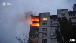 Sebuah gedung hunian terbakar terkena serpihan pesawat nirawak atau drone Rusia yang ditembak jatuh di Kyiv, Ukraina, Sabtu, 2 November 2024. (Foto: Ukrainian State Emergency Service/AFP)