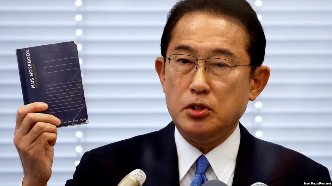 Fumio Kishida, anggota parlemen Partai Demokrat Liberal (LDP) yang berkuasa di Jepang dan mantan menteri luar negeri, menunjukkan buku catatannya selama konferensi pers saat ia mengumumkan pencalonannya untuk pemilihan presiden partai di Tokyo, Jepang, 26