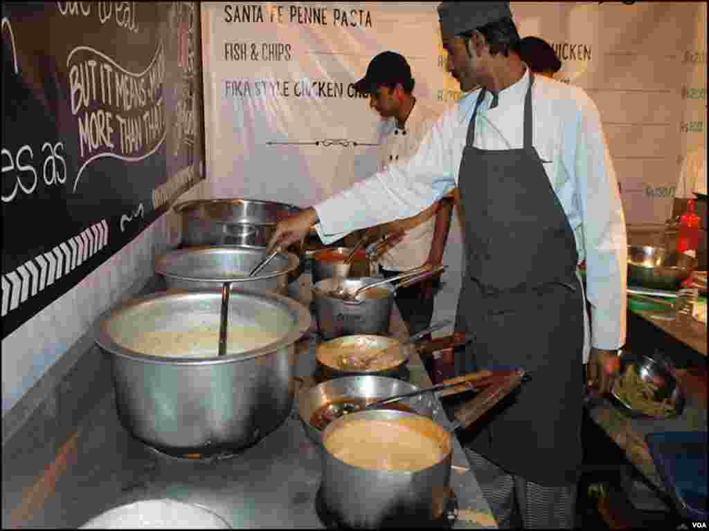 کراچی ایٹ فیسٹیول میں مختلف قسم کے کھانوں کے درجنوں اسٹال لگائے گئے ہیں