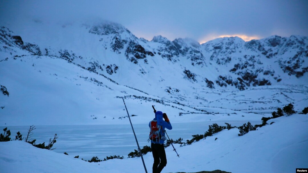 Pendaki gunung asal Polandia, Janusz Golab, berjalan di lembah Piec Stawow saat mempersiapkan ekspedisi untuk mendaki K2 pada musim dingin di Pegunungan Tatra dekat Zakopane, Polandia 12 Desember 2017. (Foto: dok).