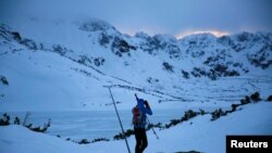 Pendaki gunung asal Polandia, Janusz Golab, berjalan di lembah Piec Stawow saat mempersiapkan ekspedisi untuk mendaki K2 pada musim dingin di Pegunungan Tatra dekat Zakopane, Polandia 12 Desember 2017. (Foto: dok).