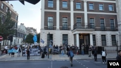 2026年10月1日，示威者在位于伦敦的中国驻英国大使馆外集会，展示声援香港及维吾尔人的旗帜和标语。