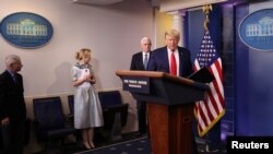  ARCHIVO - El presidente Donald Trump llega a la sala de prensa de la Casa Blanca con el vicepresidente Mike Pence, Deborah Birx, jefa del equipo contra el coronavirus y Anthony Fauci, director del Instituto de Alergias y Enfermedades Infecciosas.