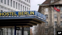 지난 1월 촬영한 독일 '시티 호스텔 베를린'과 북한 대사관 건물.