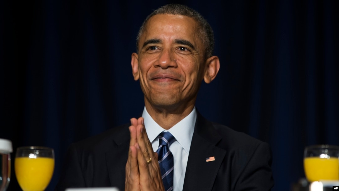 Presiden AS Barack Obama memberikan penghormatan kepada Dalai Lama (tidak tampak) pada acara tahunan Sarapan Doa Pagi Nasional hari Kamis (5/2) di Washington.