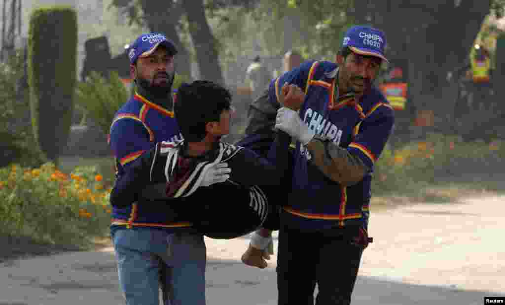 حکام نے حملے میں کم از کم 34 افراد کے زخمی ہونے کی بھی تصدیق کی ہے۔