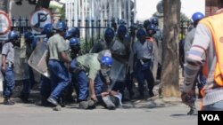 Mapurisa achisunga mumwe wevanhu vairatidzira.