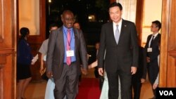 台灣外長吳釗燮在台北賓館迎接來訪的所羅門群島外長馬內雷(Jeremiah Manele)。（2019年9月9日，美國之音林楓拍攝）