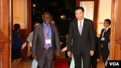 台灣外長吳釗燮在台北賓館迎接來訪的所羅門群島外長馬內雷(Jeremiah Manele)。 （2019年9月9日，美國之音林楓拍攝）