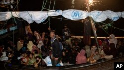 Perahu pengungsi Rohingya saat tiba di pelabuhan Krueng Geukueh, Aceh utara, 31 Desember 2021 lalu (foto: ilustrasi). 