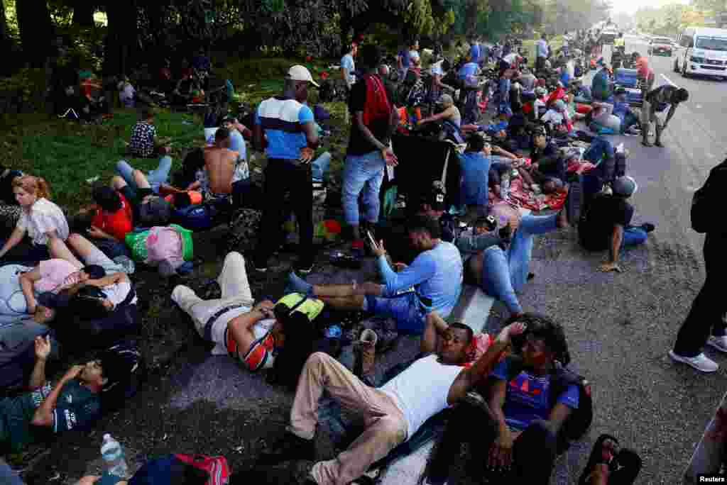 Migrants traveling in a caravan take a rest as they continue their journey to the U.S. border, in Cuntalapa, Mexico.&nbsp;A caravan of approximately 3,000&nbsp;migrants&nbsp;set off on Nov. 5, 2024, from southern&nbsp;Mexico, headed toward the United States on the day when U.S. voters were deciding between U.S. presidential candidates&nbsp;Kamala Harris and Donald Trump.