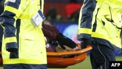 L'attaquant brésilien du Paris Saint-Germain, Neymar Jr, évacué sur un brancard lors du match de football entre le PSG et Marseille au Parc des Princes à Paris le 25 février 2018.