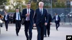 ប្រធានាធិបតី​អាមេរិក​លោក Joe Biden ញញឹម​មុន​នឹង​ឡើង​យន្តហោះAir Force One ទីអាកាសយានដ្ឋាន​ទីក្រុងបែរឡាំង​ប្រទេស​អាល្លឺម៉ង់កាលពីថ្ងៃទី​១៨ តុលា ២០២៤។