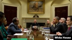 Tổng thống Obama đã ghé qua cuộc họp giữa Tổng thống Hassan Sheikh Mohamud của Somalia với Phó Cố vấn An ninh Quốc gia Hoa Kỳ Denis McDonough tại Tòa Bạch Ốc, 17/1/13