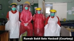 Petugas medis yang menggunakan alat pelindung diri berupa jas hujan dan masker bedah di Rumah Sakit Seto Hasbadi di Kota Bekasi. (Foto: Rumah Sakit Seto Hasbadi/dokumentasi)