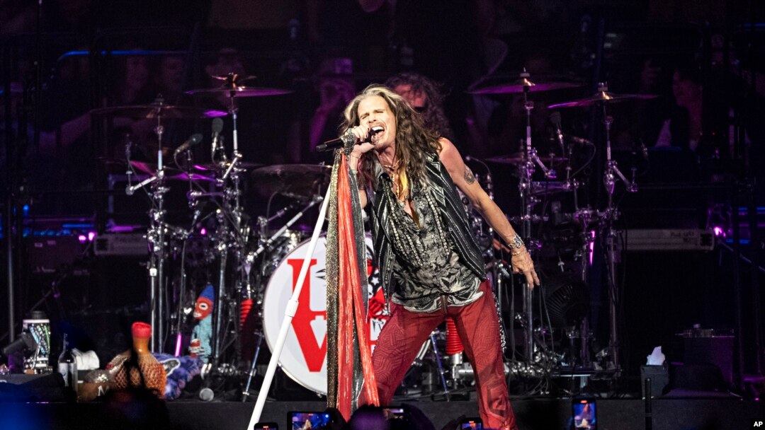 ARCHIVO - Steven Tyler de Aerosmith se presenta durante la primera noche de su "Peace Out: The Farewell Tour" el 2 de septiembre de 2023 en el Wells Fargo Center de Filadelfia.