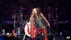 ARCHIVO - Steven Tyler de Aerosmith se presenta durante la primera noche de su "Peace Out: The Farewell Tour" el 2 de septiembre de 2023 en el Wells Fargo Center de Filadelfia.