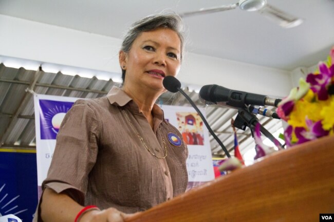 រូបឯកសារ៖ លោកស្រី មូរ សុខហួរ អនុ​ប្រធាន​គណបក្ស​សង្គ្រោះ​ជាតិ​ ក្នុង​ពិធី​ជួបជុំ​បេក្ខនារី​សម្រាប់​ការបោះឆ្នោត​ឃុំ​សង្កាត់ នៅ​ទីស្នាក់ការ​គណបក្ស​ ក្នុង​រាជធានី​ភ្នំពេញ នៅ​ថ្ងៃទី​១៧​ ខែ​ឧសភា​ ឆ្នាំ​២០១៧។ (ហ៊ាន សុជាតា/VOA)