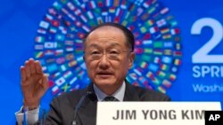 Presiden Bank Dunia Jim Yong Kim dalam konferensi pers Bank Dunia/IMF di kantor pusat IMF di Washington (14/4). (AP/Jose Luis Magana)