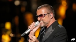 ທ່ານ George Michael ຮ້ອງເພງໃນຄອນເສີດຫາເງິນ ສຳລັບມູນນິທິໂຣກເອດສ Sidaction, ໃນນະຄອນຫຼວງ ປາຣີ, ຝຣັ່ງ.