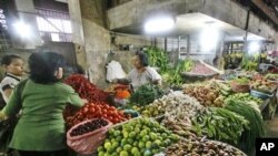 Sebuah pasar tradisional di Medan, Sumatera Utara (foto: dok). Kepala BPS mengatakan, inflasi di Indonesia selama bulan Agustus 2012 mencapai 0,95 persen.