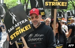 Aktor Jason Sudeikis bergabung dengan Serikat Penulis Amerika (WGA) dan Serikat Aktor berpawai di depan kantor studio NBC Universal di New York, Jumat, 14 Juli 2023. (Foto: Timothy A. Clary/AFP)