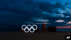 Cincin Olimpiade terlihat di pantai di dekat instalasi seni sebelum matahari terbit menjelang Olimpiade Musim Dingin 2018 di Gangneung, Korea Selatan, Jumat, 2 Februari 2018.