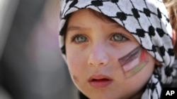 Une enfant assiste à un rassemblement soutenant la candidature palestinienne à l'ONU pour le statut d'Etat observateur, dans la ville de Ramallah en Cisjordanie, le 29 novembre 2012.