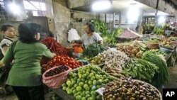 Kenaikan harga makanan pokok telah mendorong inflasi yang tinggi di Indonesia. (Foto: Dok)