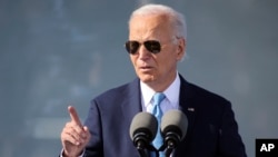 Presiden AS Joe Biden berbicara dalam kunjungannya ke Dundalk Marine Terminal di Baltimore, pada 29 Oktober 2024. (Foto: AP/Daniel Kucin Jr.)