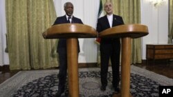 Kofi Annan y el canciller de Irán, Ali Akbar Salehi, hablan ante la prensa en Teherán, sobre la situación en Siria.