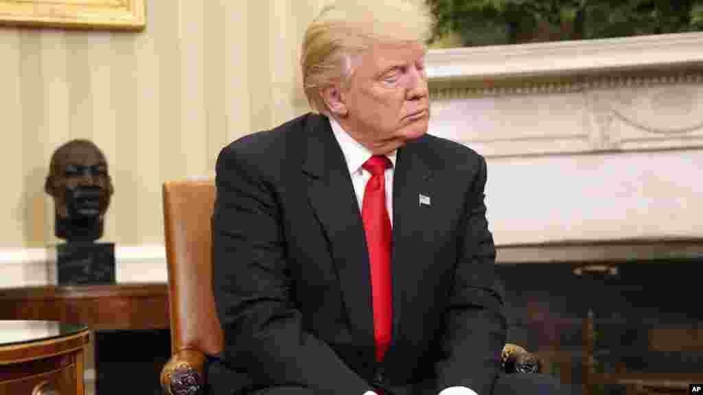 Le président élu Donald Trump regarde en direction de son precedesseur Barack Obama au bureau ovale, le 10 novembre 2016.