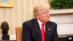 Le président américain entrant, Donald Trump, assis au Bureau Ovale de la Masion Blanche lors de sa rencontre avec le président sortant Barack Obama (invisible sur la photo), à Washington, 10 novembre 2016.