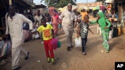 People walk to the ferry heading toward Senegal in Gambia's capital, Banjul, Jan. 17, 2017. Gambia's President Yahya Jammeh declared a state of emergency just two days before he is supposed to cede power after losing elections last month to Adama Barrow. 