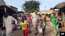 Abanyegambiya baharurwa mu bihumbi baramaze guhungira mu gihugu kibanyi ca Senegal bahunga ubwicanyi bushobora kuba