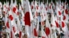 日本民眾手舉國旗在東京參加抗議中國對尖閣列島聲索主權的集會。（2012年9月22日）