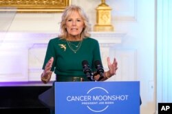 Ibu negara AS, Jill Biden, memberi sambutan dalam peluncuran kampanye kesadaran kanker payudara dan kanker serviks di Gedung Putih, 24 Oktober 2022. (Foto: Patrick Semansky/AP Photo)