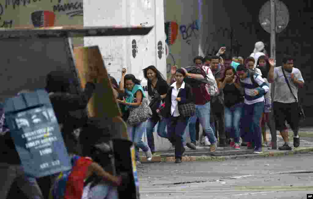 فرار ساکنان شهر کاراکاس پایتخت ونزوئلا از گاز اشک آور. این سومین ماه است که تظاهرات در این شهر ادامه دارد.