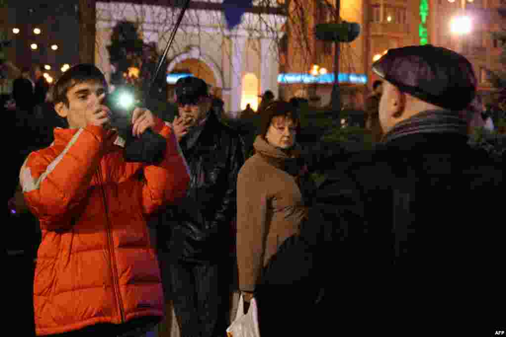 Как и семь лет назад политический митинг был неплохим "фоном" для памятной фотографии в семейный альбом