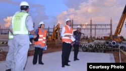 Presiden Joko Widodo melakukan peletakan batu pertama atau groundbreaking mobile power plant (MPP) di Mempawah, Kalimantan Barat, Kamis 2/6 (foto: courtesy Biro Setpres RI).