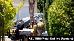 美国烟酒火器及爆炸物管理局和联邦调查局的特工走近加州圣克拉拉谷交通局枪击案嫌疑人的住宅。(2021年5月26日)