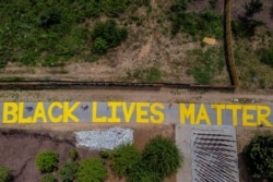 Sebuah mural bertuliskan "Black Lives Matter" yang dilukis di jalur sepeda pada 19 Juni 2020, di Atlanta, Georgia. (Foto: AFP)