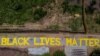 Foto yang diambil dari udara menunjukkan tulisan "Black Lives Matter" yang dicat pada sebuah rute sepeda di Atlanta, Georgia, pada 19 Juni 2020. (Foto: AFP/Chandan Khanna)