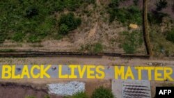 Foto yang diambil dari udara menunjukkan tulisan "Black Lives Matter" yang dicat pada sebuah rute sepeda di Atlanta, Georgia, pada 19 Juni 2020. (Foto: AFP/Chandan Khanna)