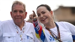 Kandidat presiden dari kubu oposisi Venezuela Edmundo Gonzalez Urrutia (kiri) dan pemimpin oposisi Maria Corina Machado menghadiri kampanye di Maracaibo, negara bagian Zulia, Venezuela, pada 23 Juli 2024. (Foto: AFP/Raul Arboleda)