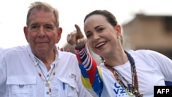 Kandidat presiden dari kubu oposisi Venezuela Edmundo Gonzalez Urrutia (kiri) dan pemimpin oposisi Maria Corina Machado menghadiri kampanye di Maracaibo, negara bagian Zulia, Venezuela, pada 23 Juli 2024. (Foto: AFP/Raul Arboleda)