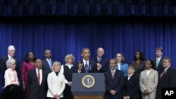 Predsednik Barak Obama sa pripadnicima srednje klase tokom skupa u Beloj kući