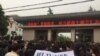 逾万人聚集高陵区政府前要求撤销垃圾焚烧项目。（2016年10月中旬，网络图片）