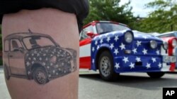 Las revisiones de tatuajes, limitan las posibilidades principalmente de los hispanos de obtener una licencia de trabajo.